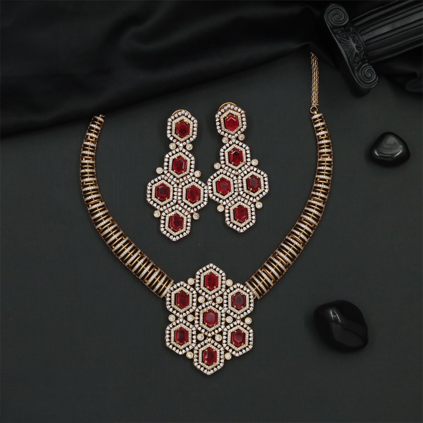 Contemporary mehendi polish necklace with hexagonal link detailing