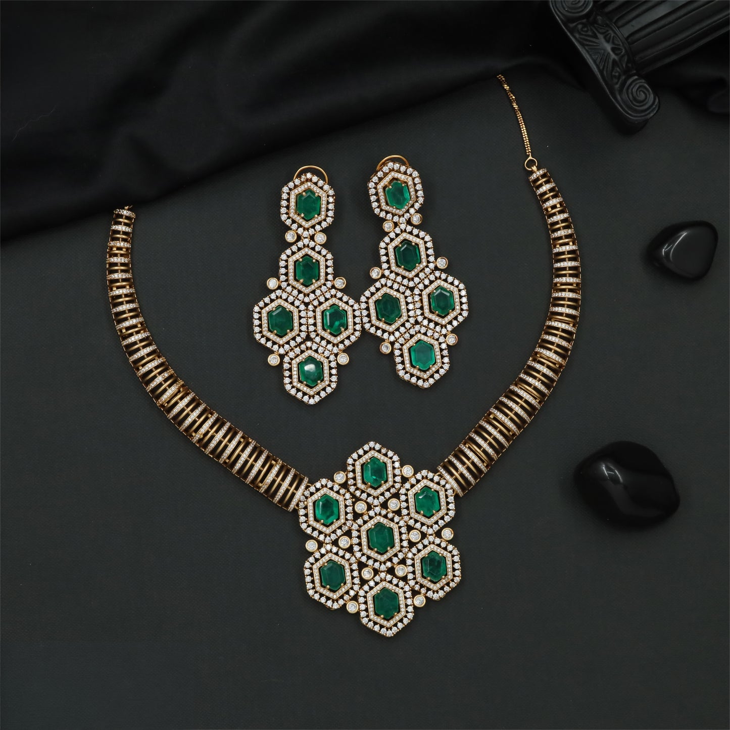 Contemporary mehendi polish necklace with hexagonal link detailing