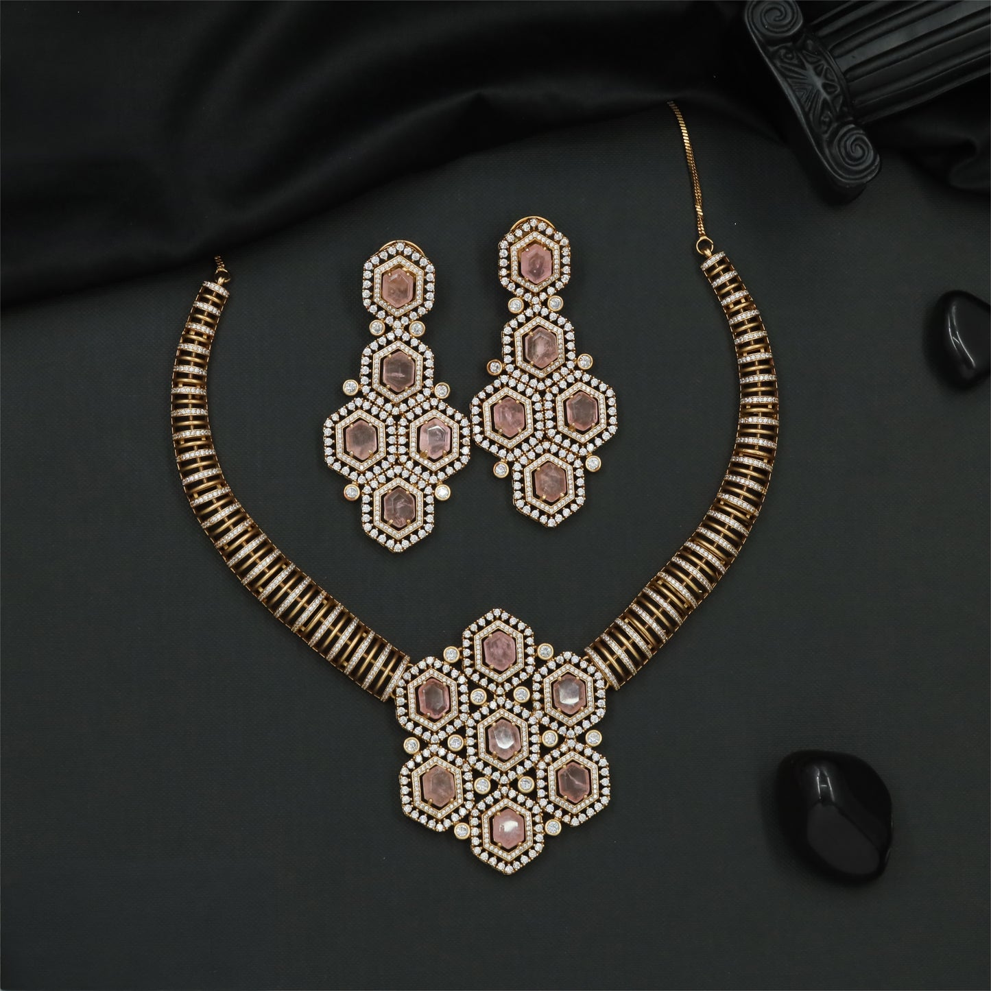 Contemporary mehendi polish necklace with hexagonal link detailing