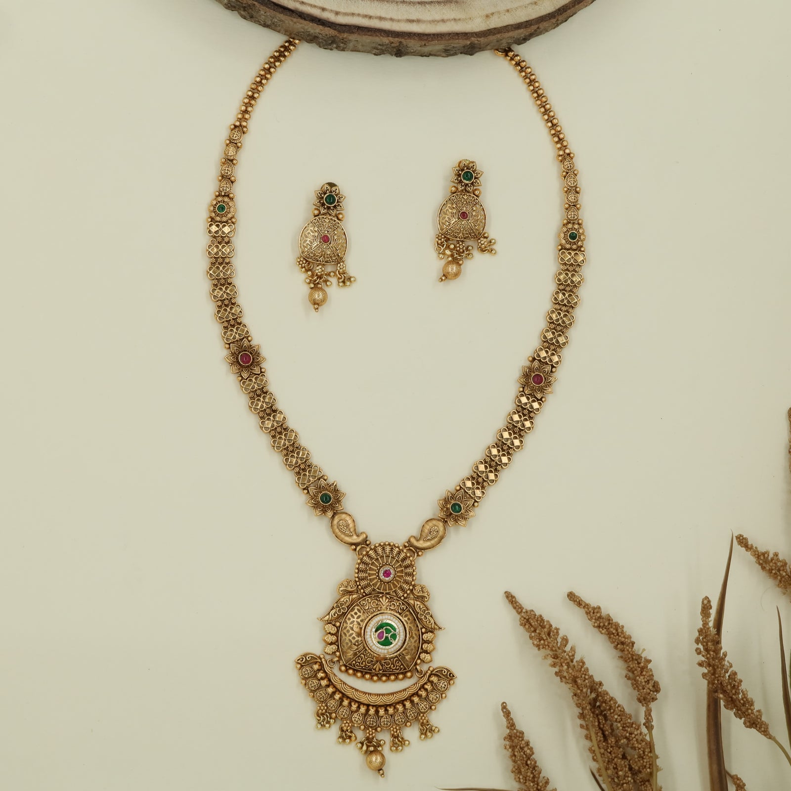 Daisy link long haara with repeating flower connectors and central drop pendant
