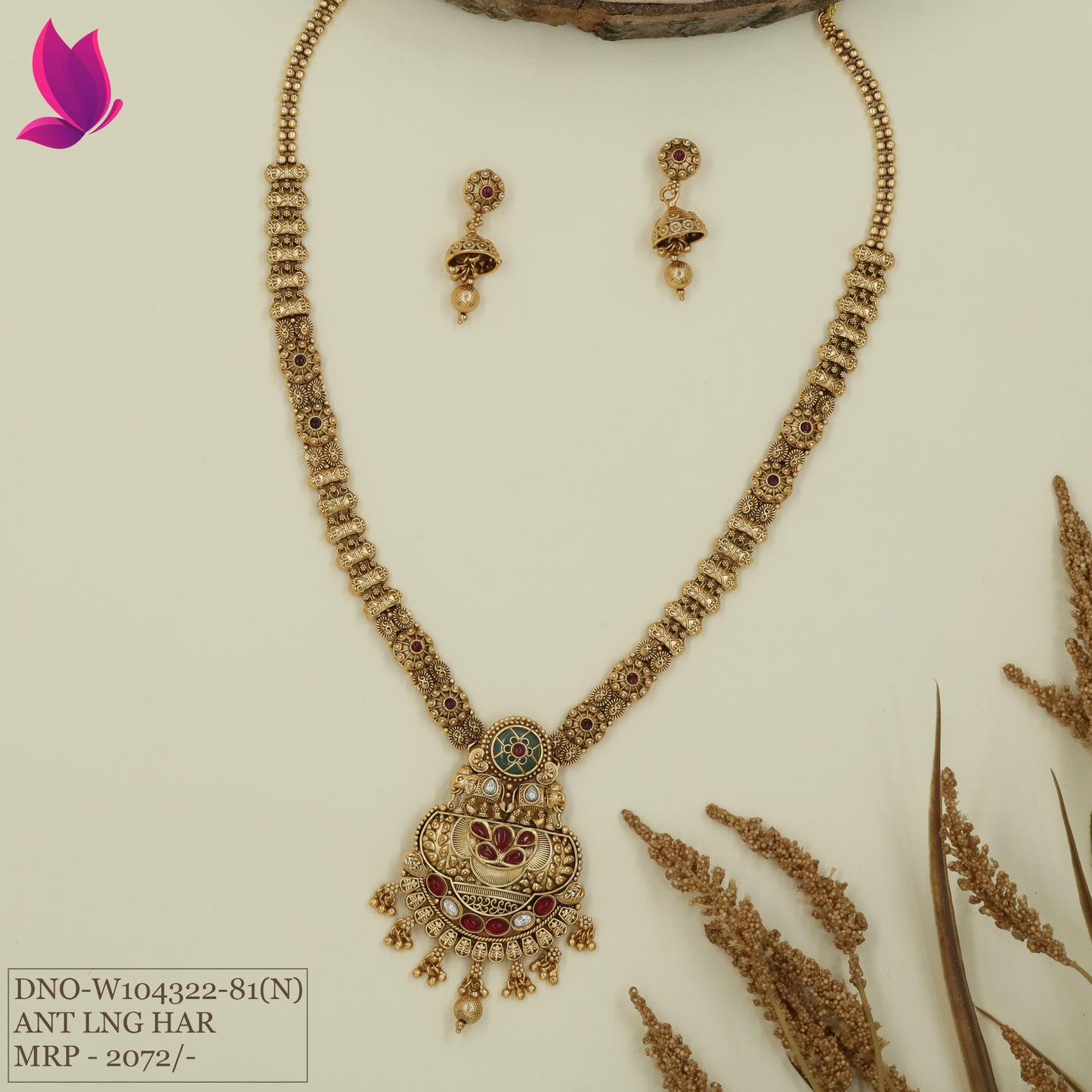 Dotted link long haara with textured connectors and drop pendant