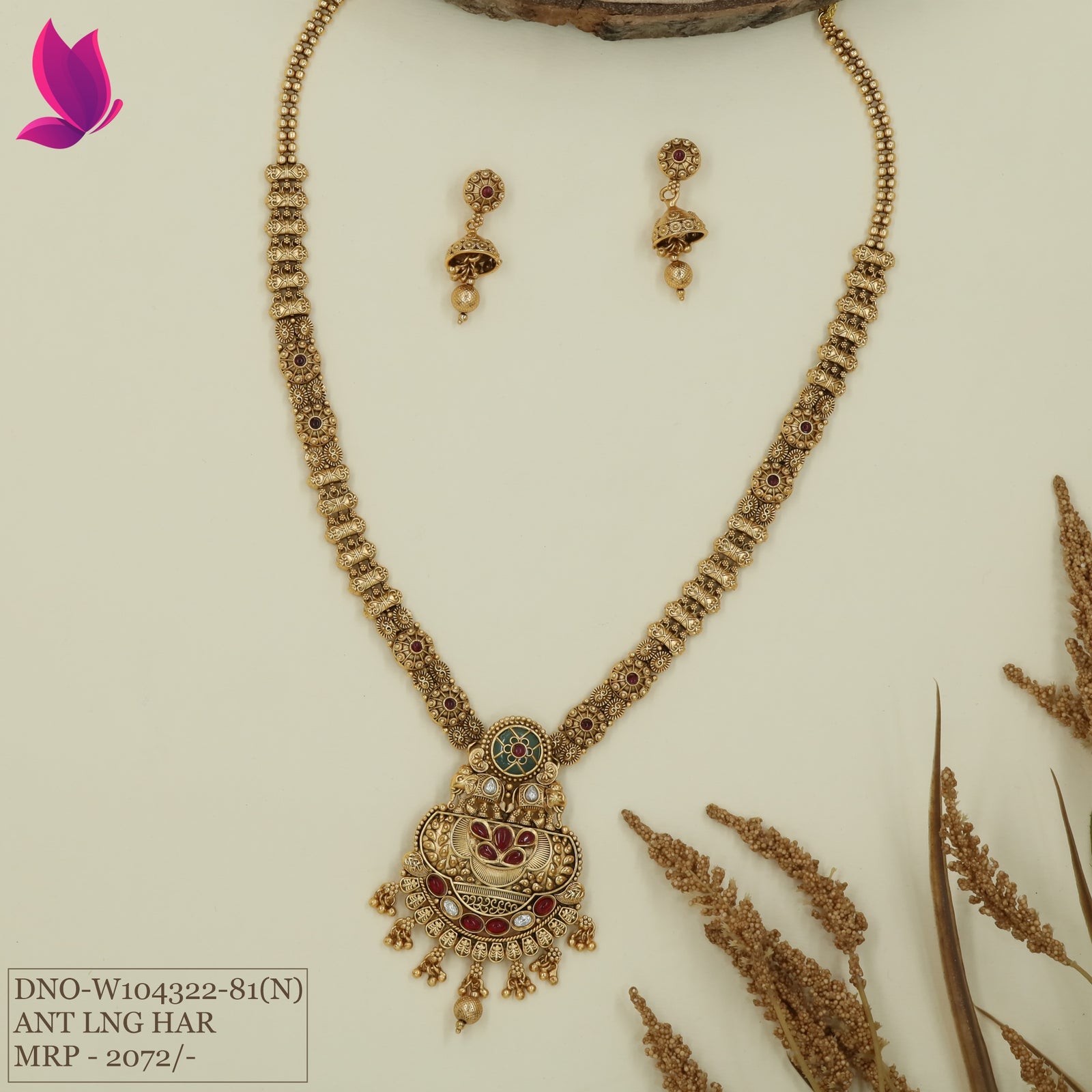 Dotted link long haara with textured connectors and drop pendant