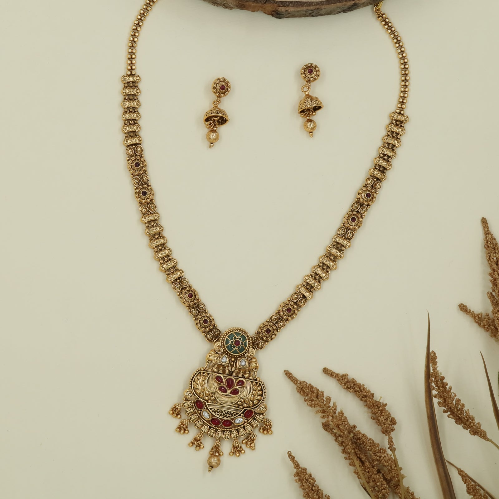 Dotted link long haara with textured connectors and drop pendant