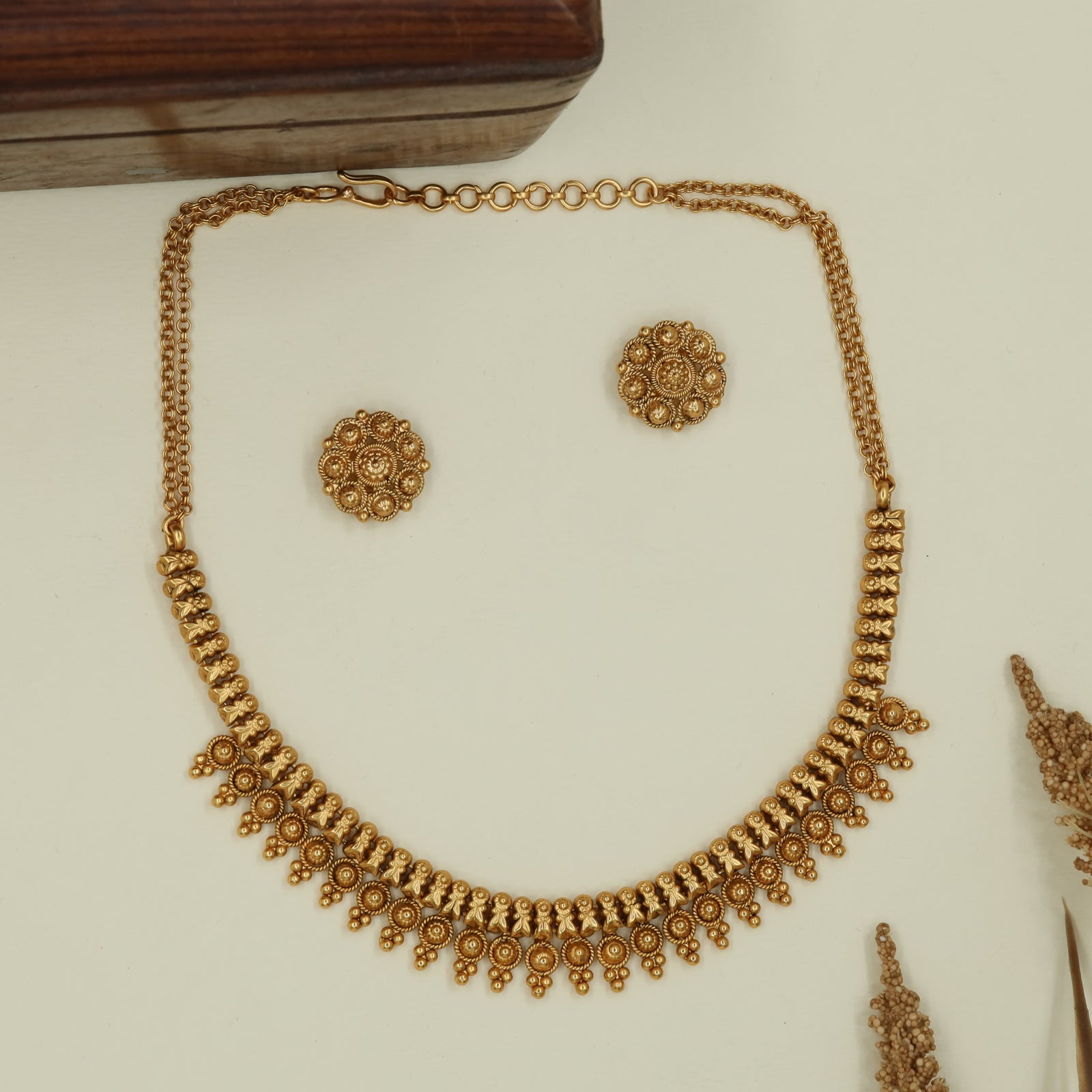 Detailed bead pattern antique necklace with circular drop edging
