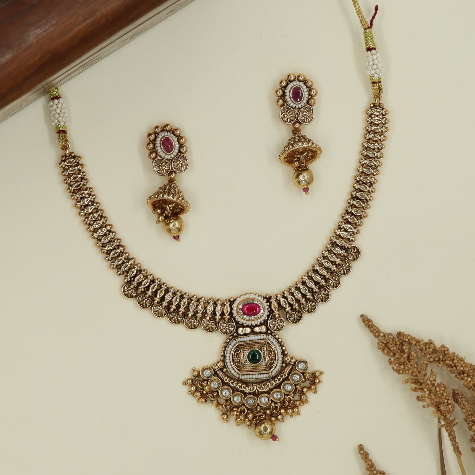 Ripple chain antique necklace with round edge elements and structured pendant