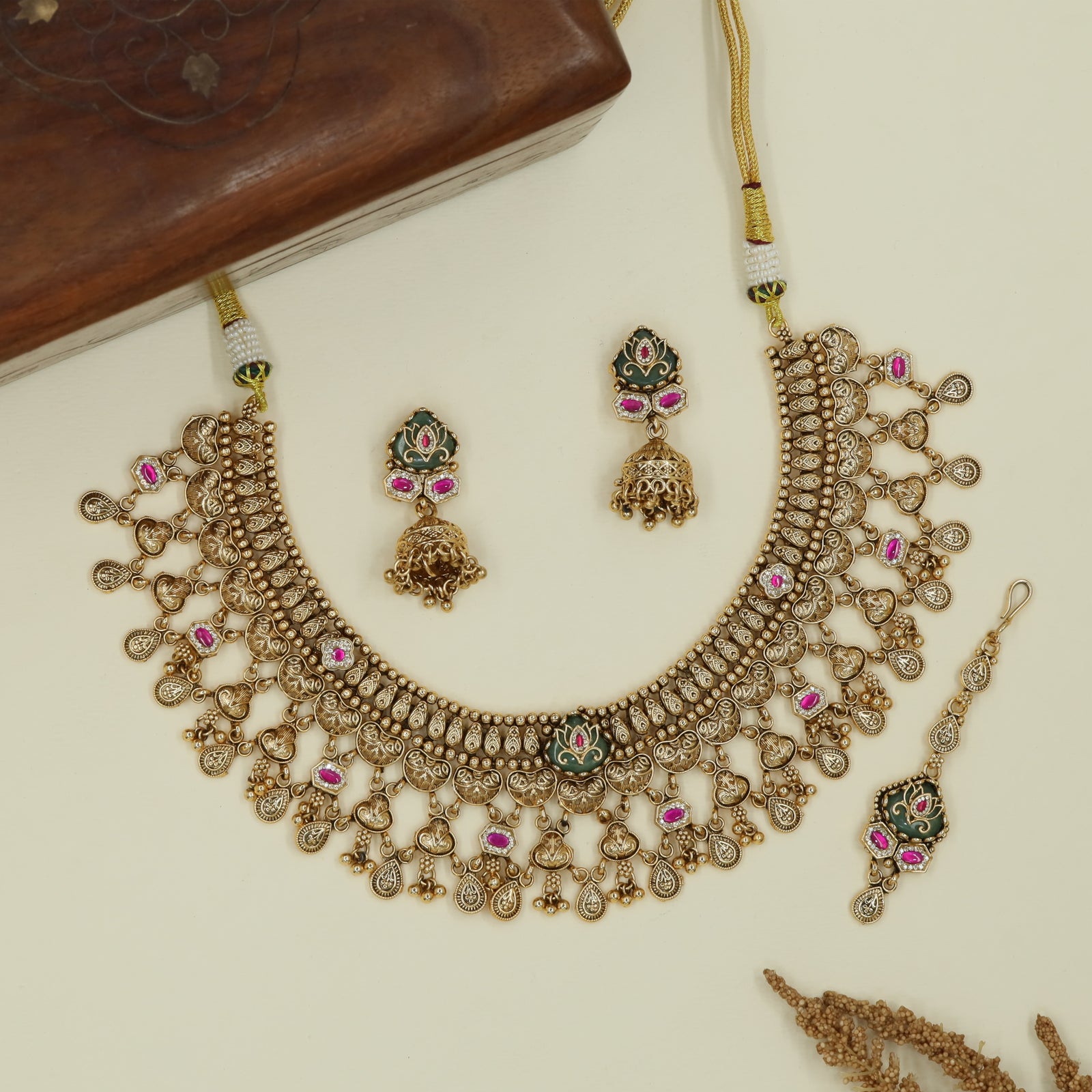 Heavy fringe layout kundan necklace with closely packed links and multi drop hanging elements