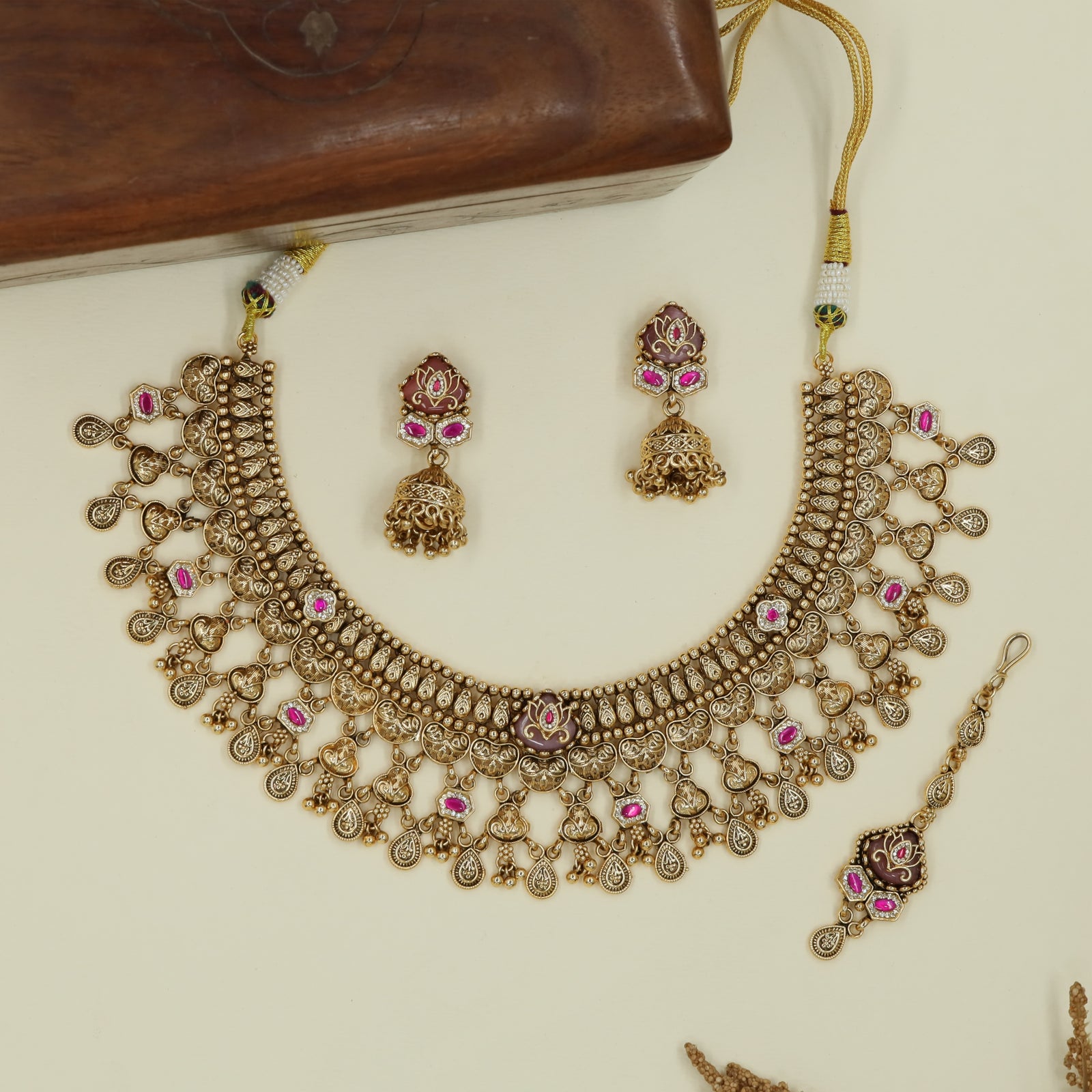 Heavy fringe layout kundan necklace with closely packed links and multi drop hanging elements