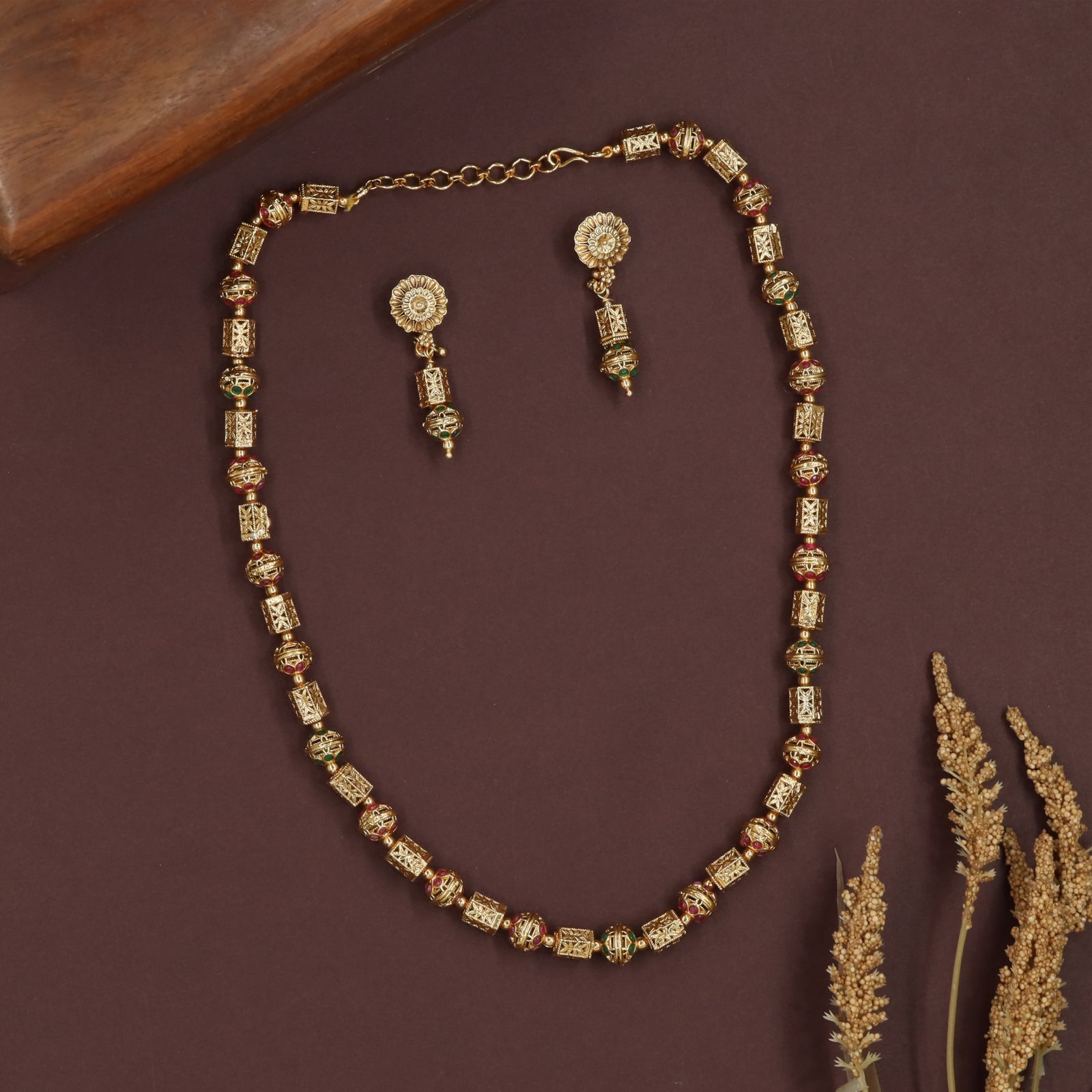 Flowing bead alignment antique beads necklace with repeating cylindrical carvings and round accents
