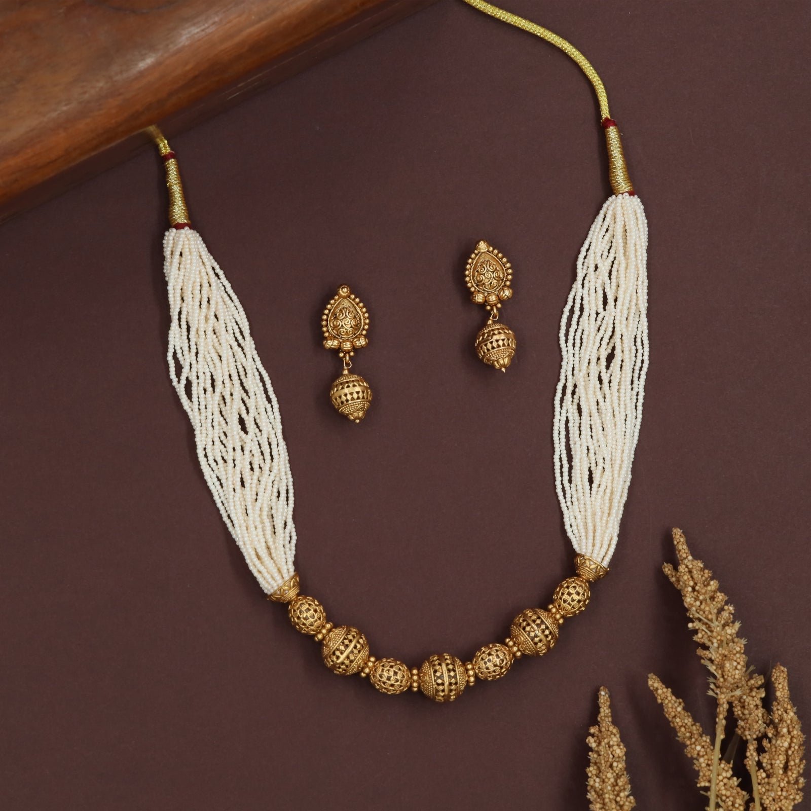 Classic pearl side antique beads necklace with central hollow bead sequence and smooth transition