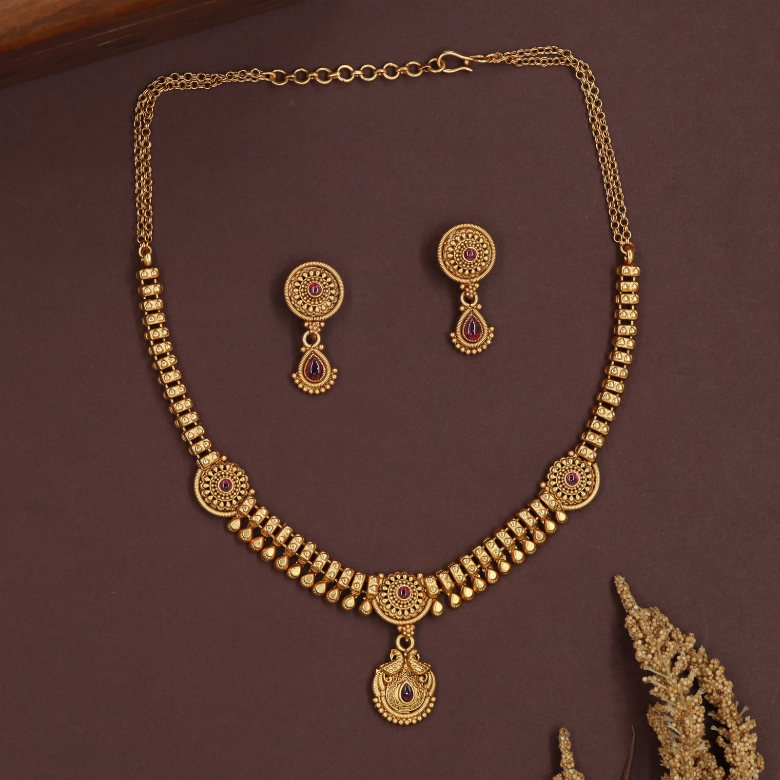 Decorative segment antique necklace with rounded links and pendant detailing