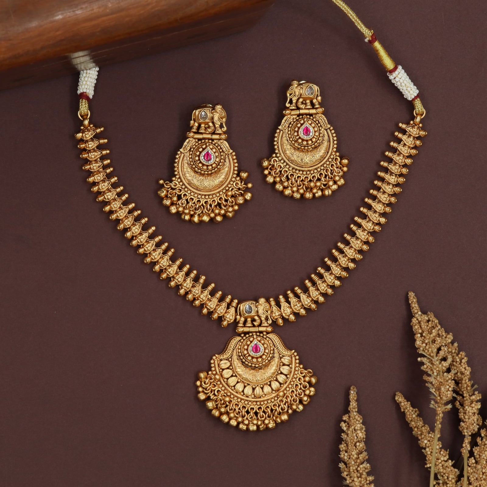 Barbed edge kundan necklace with pointed segments and scalloped pendant cluster