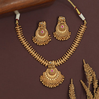 Barbed edge kundan necklace with pointed segments and scalloped pendant cluster