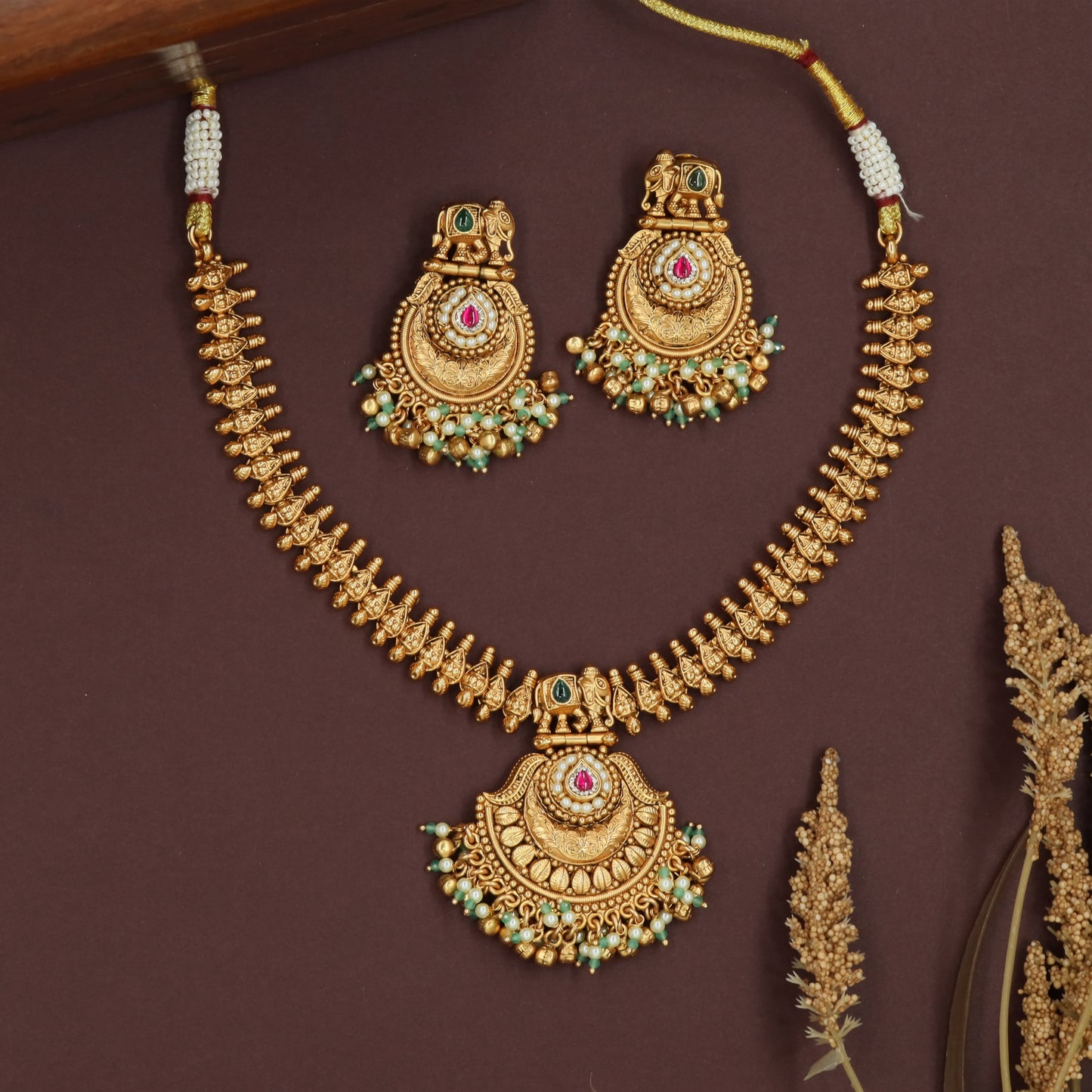 Barbed edge kundan necklace with pointed segments and scalloped pendant cluster