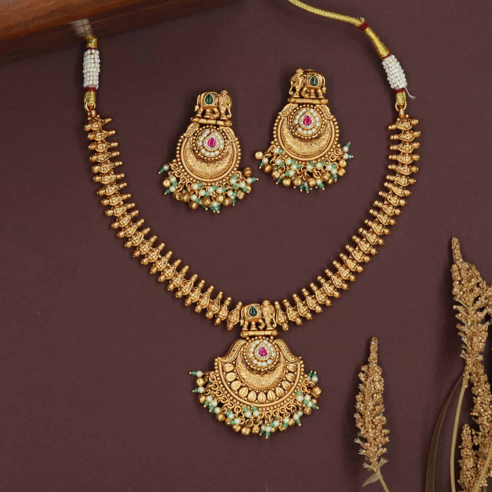Barbed edge kundan necklace with pointed segments and scalloped pendant cluster