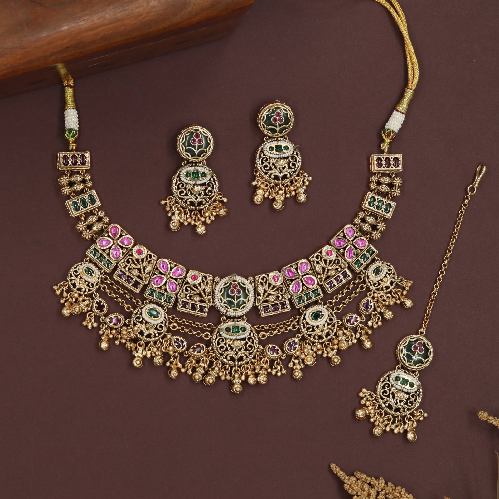 Framed floral kundan necklace with alternating shapes and drop bead chains