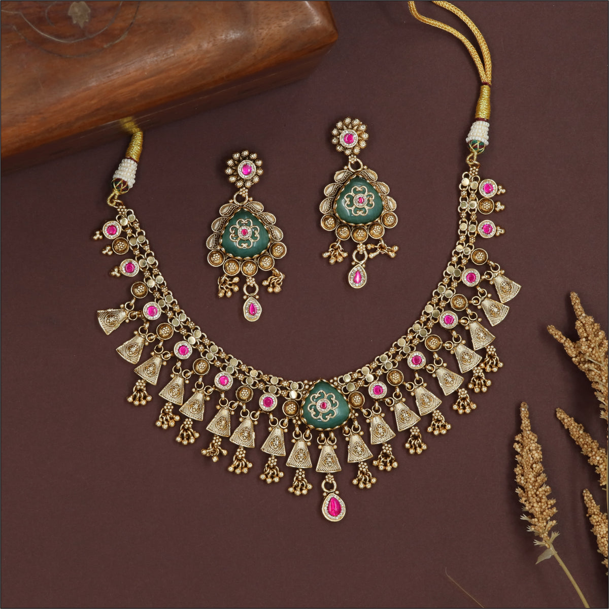 Encircled unit antique necklace with round links and triangular drop sequence