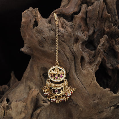 Dual section kundan tikka with circular top frame and engraved lower crescent