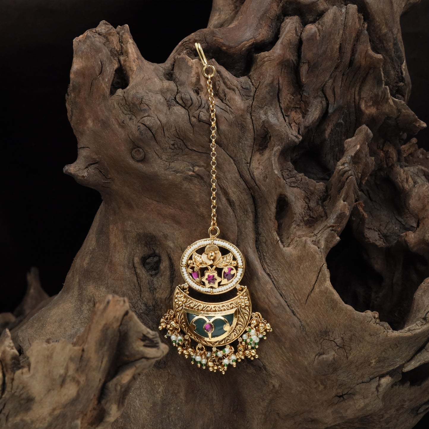 Dual section kundan tikka with circular top frame and engraved lower crescent