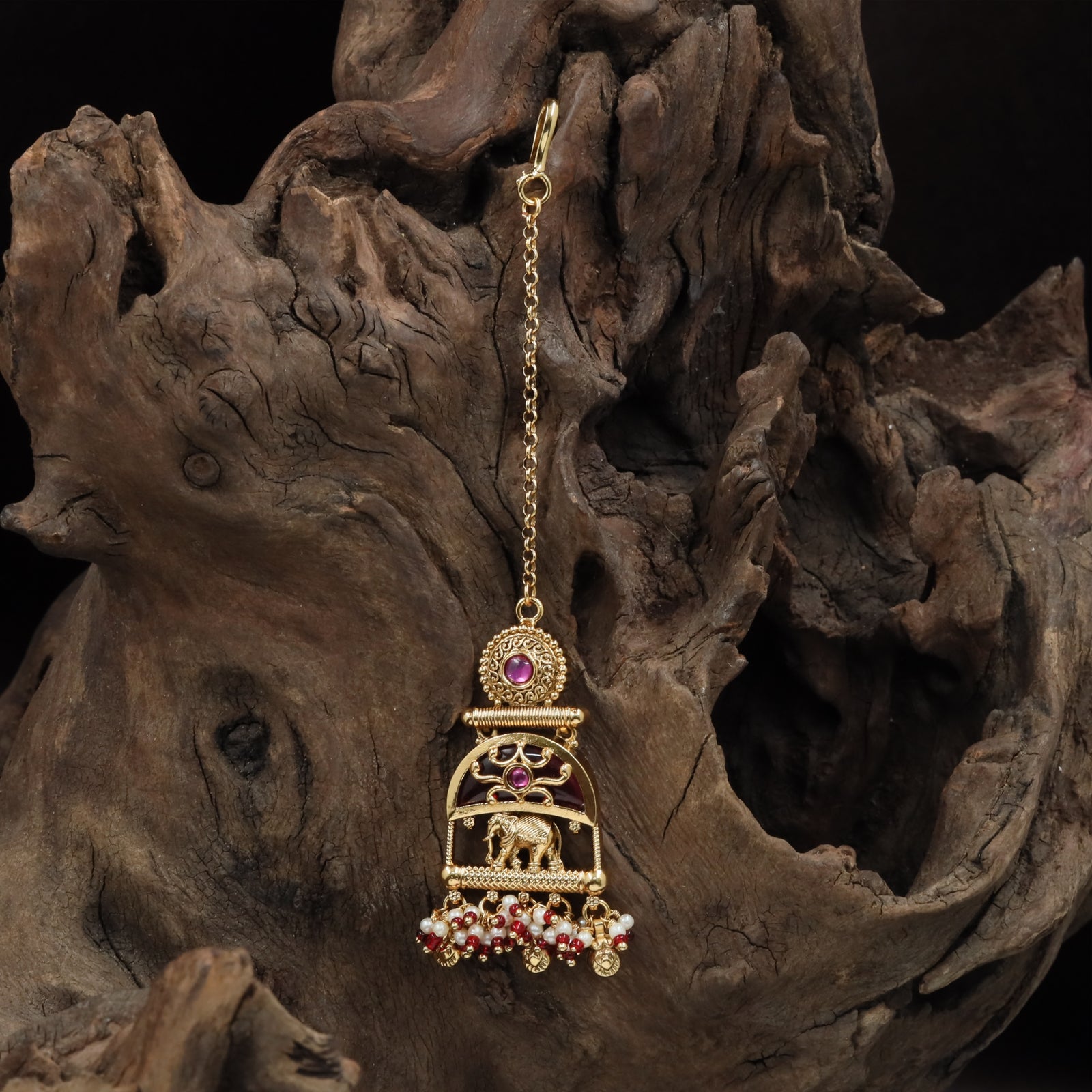 Emblem Frame Kundan Tikka with Curved Arch Layout