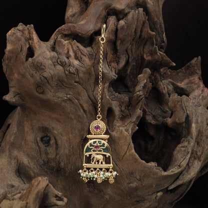 Emblem Frame Kundan Tikka with Curved Arch Layout