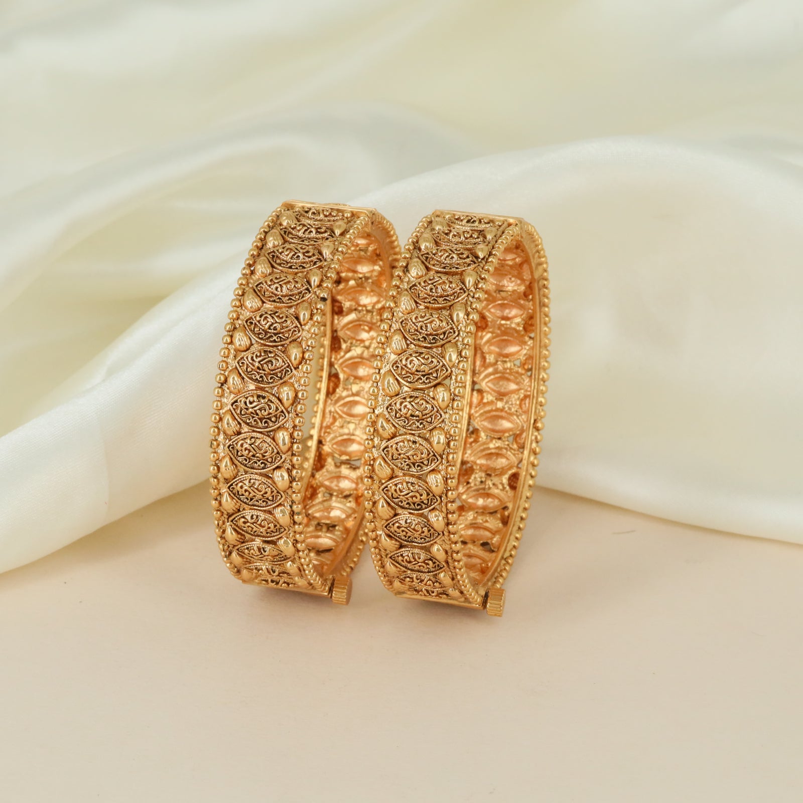 Ornamental craftsmanship Antique bangles with bead patterned borders