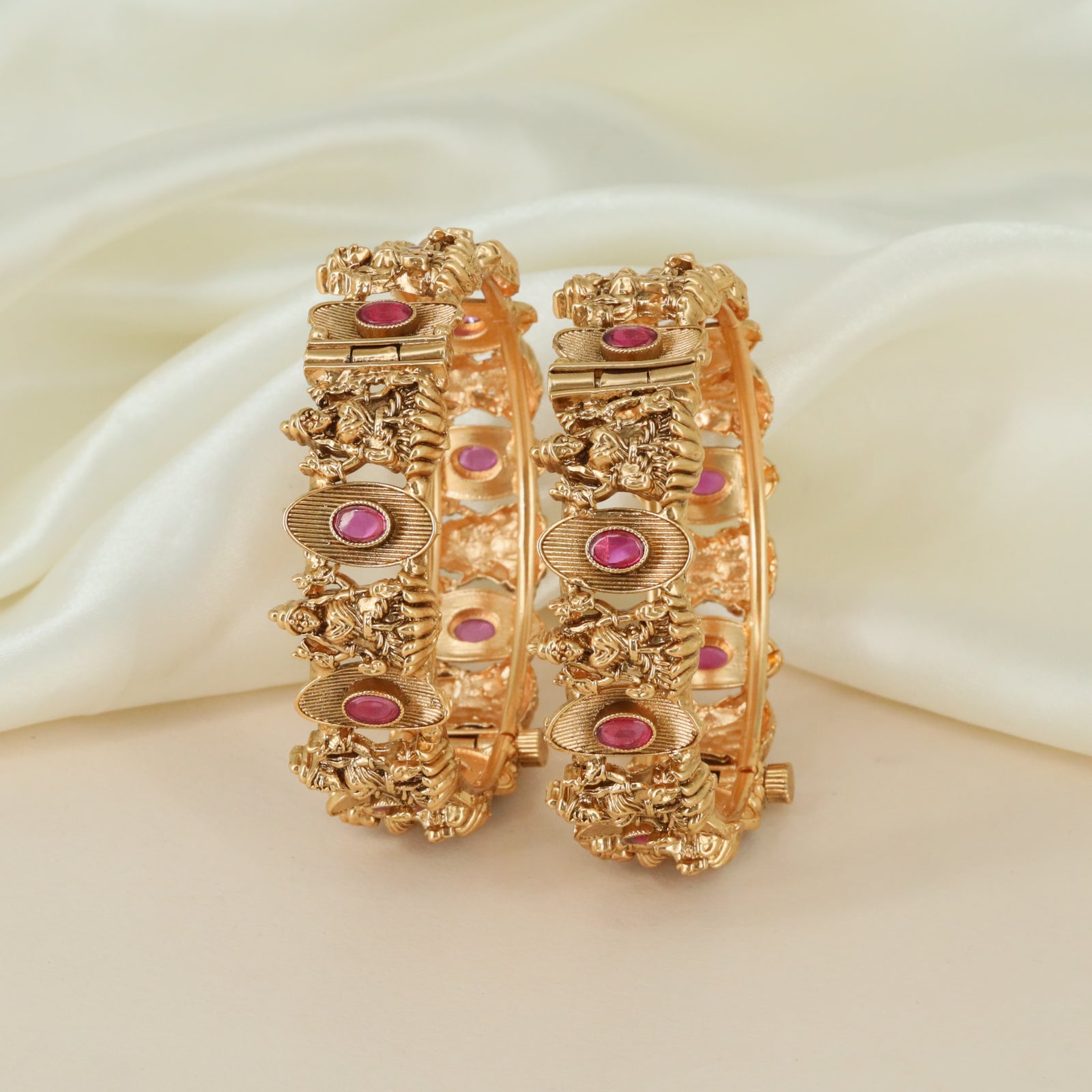 Grandeur heavy classical bangles with uniform inset centers
