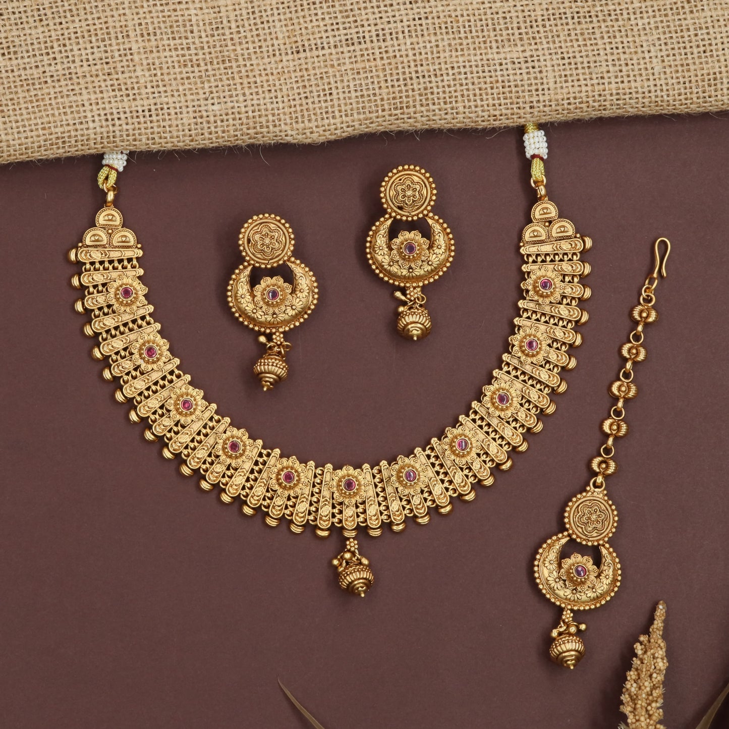 Rib Antique Necklace with Layered Temple Bar Pattern