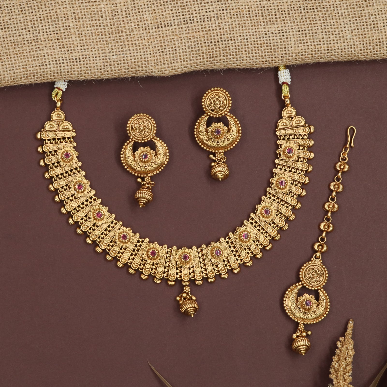 Rib Antique Necklace with Layered Temple Bar Pattern