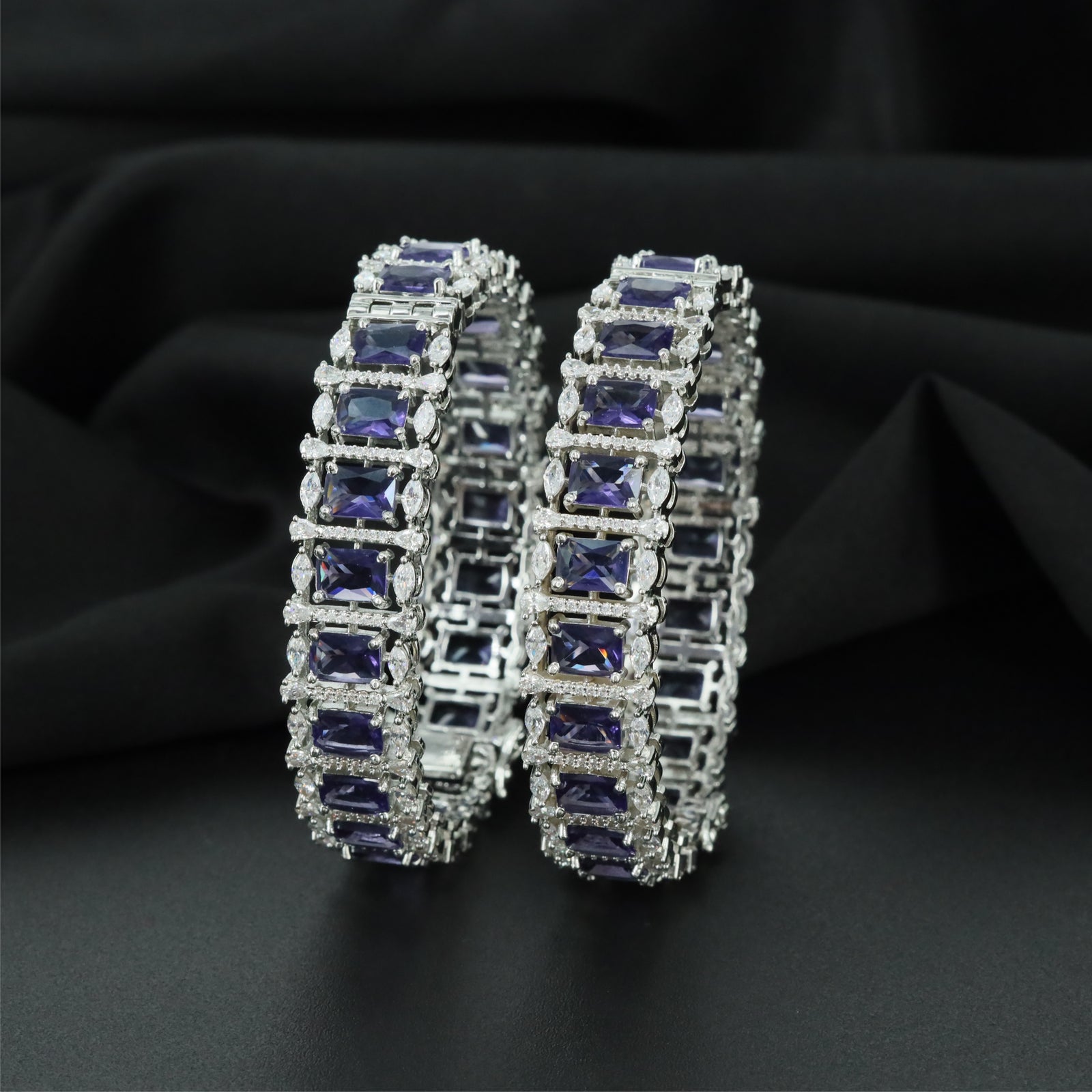 Luxury Interlock Rhodium Bangles with Detailed Surface Arrangement