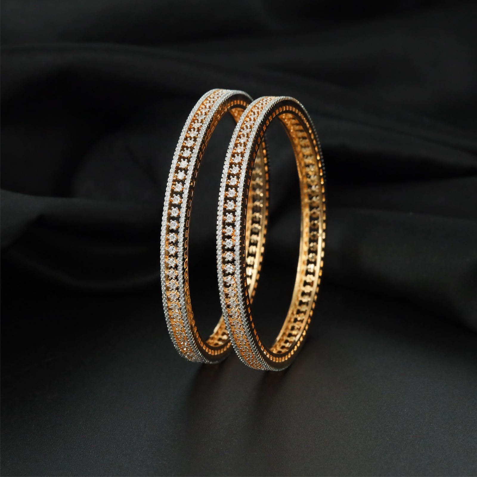 Format Band Gj Bangles with Symmetrical Centre Alignment