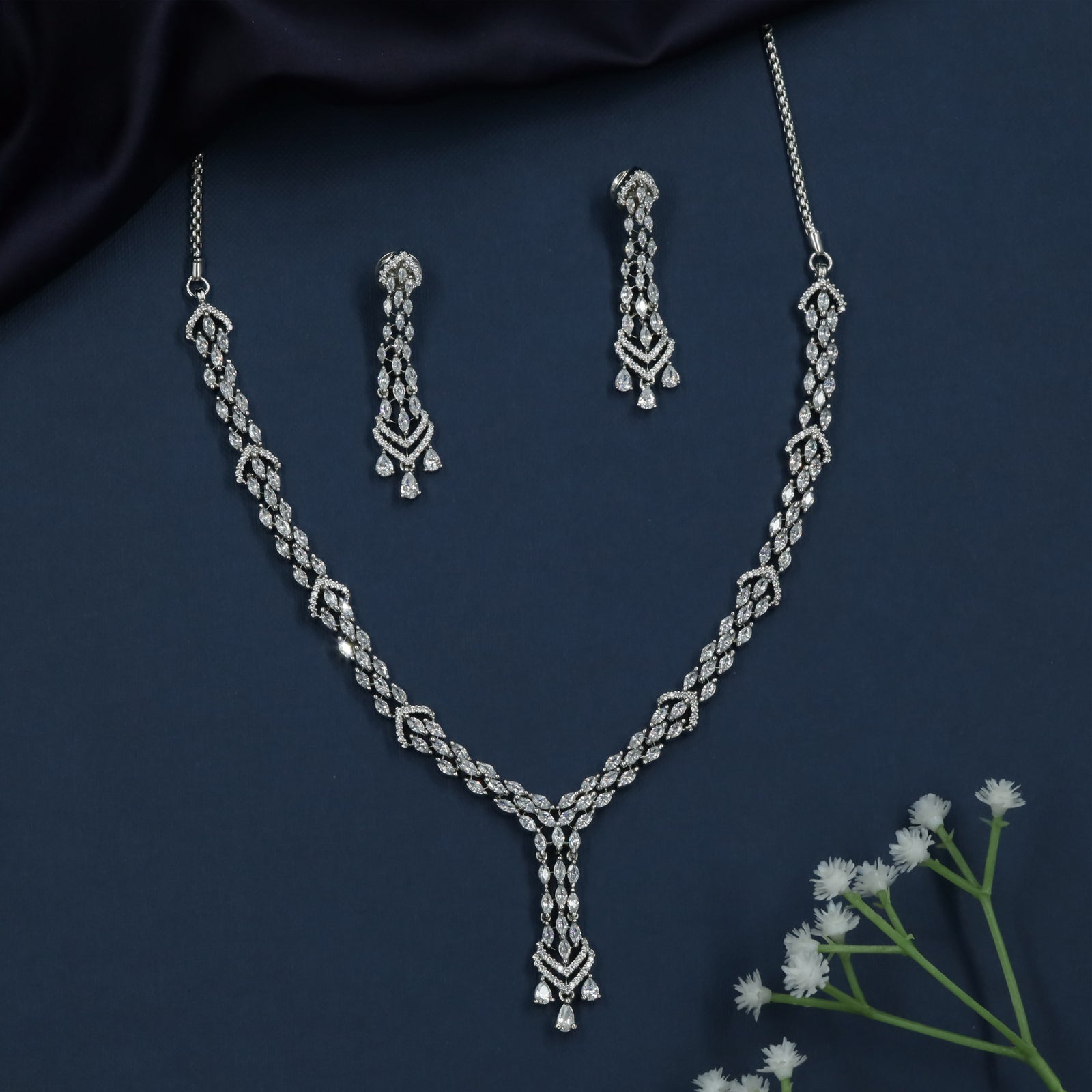 Stylish Twist Link Crystal Necklace for Partywear