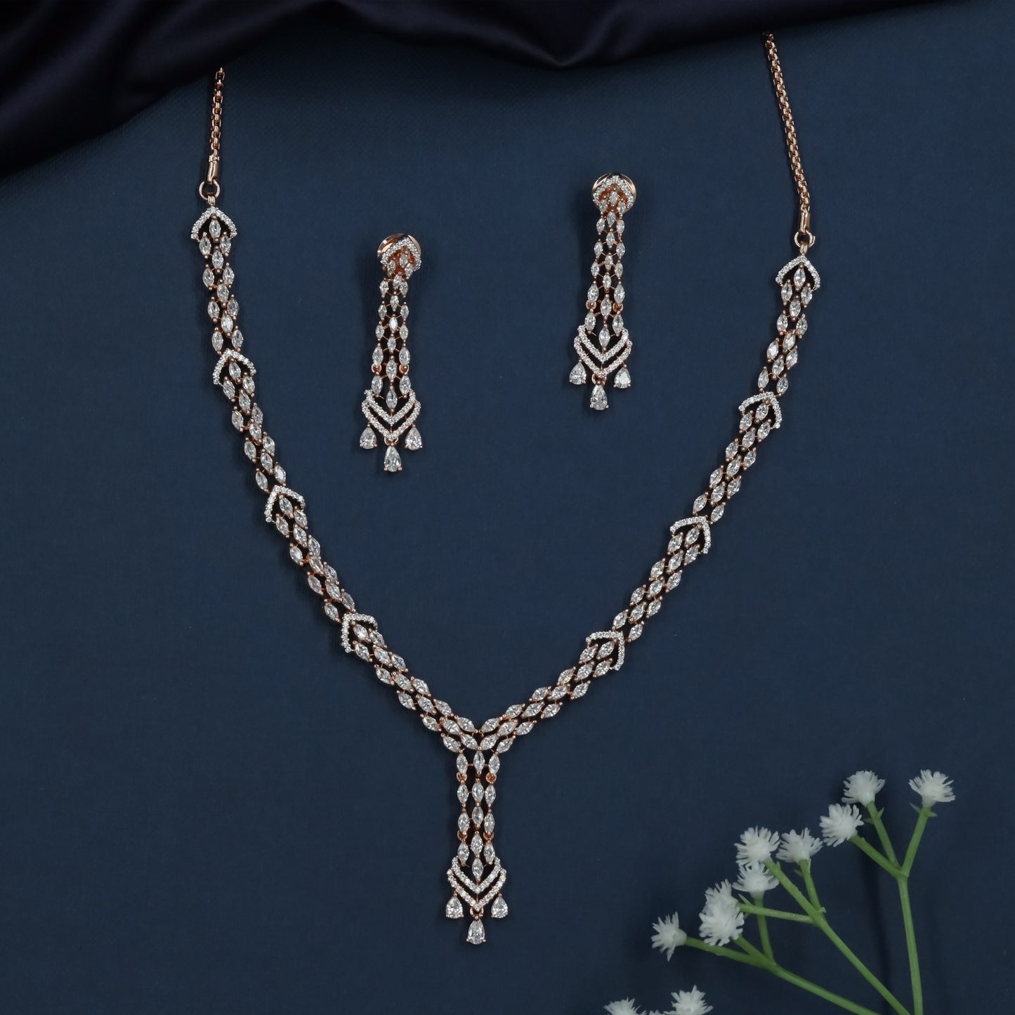 Stylish Twist Link Crystal Necklace for Partywear