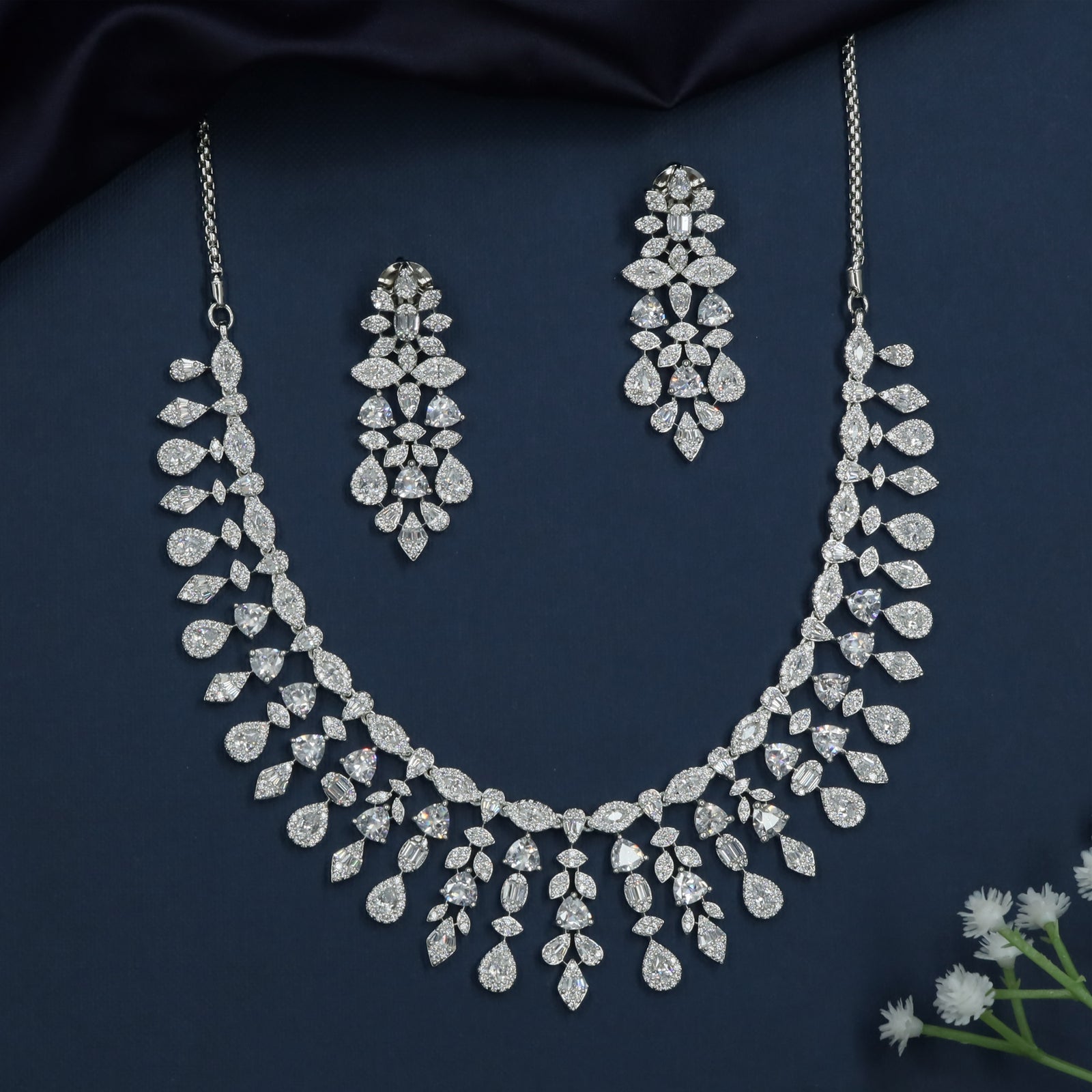 Elegant Hanging Leaf Pattern Necklace for Reception Look