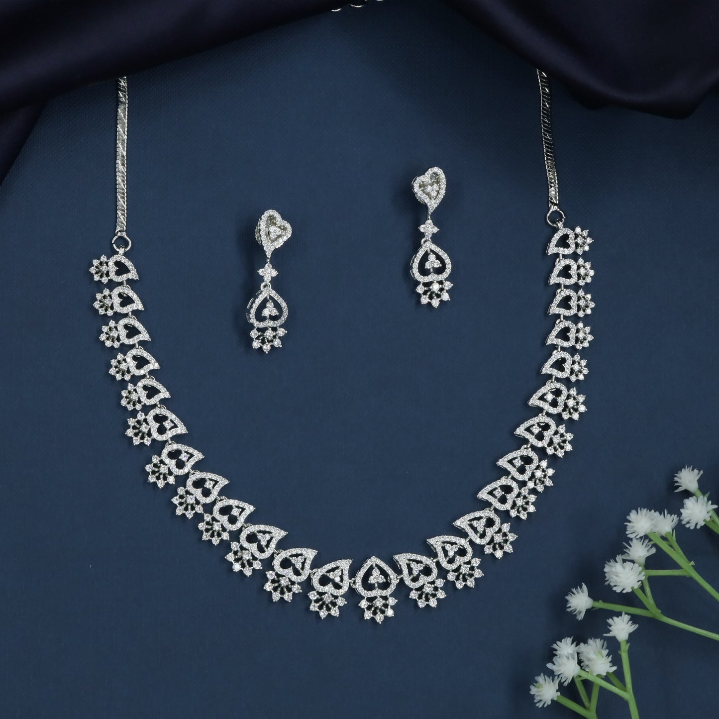 Temple Curve Openwork Rhodium Necklace with Hanging Cluster Pattern