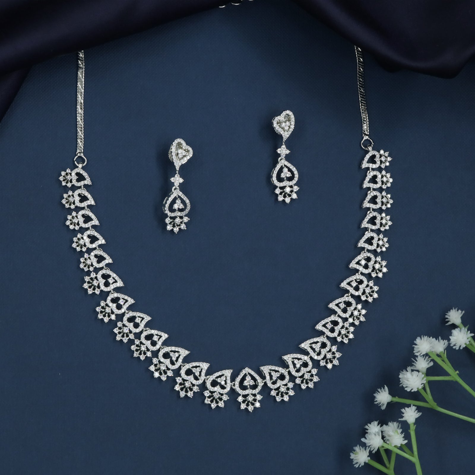 Temple Curve Openwork Rhodium Necklace with Hanging Cluster Pattern