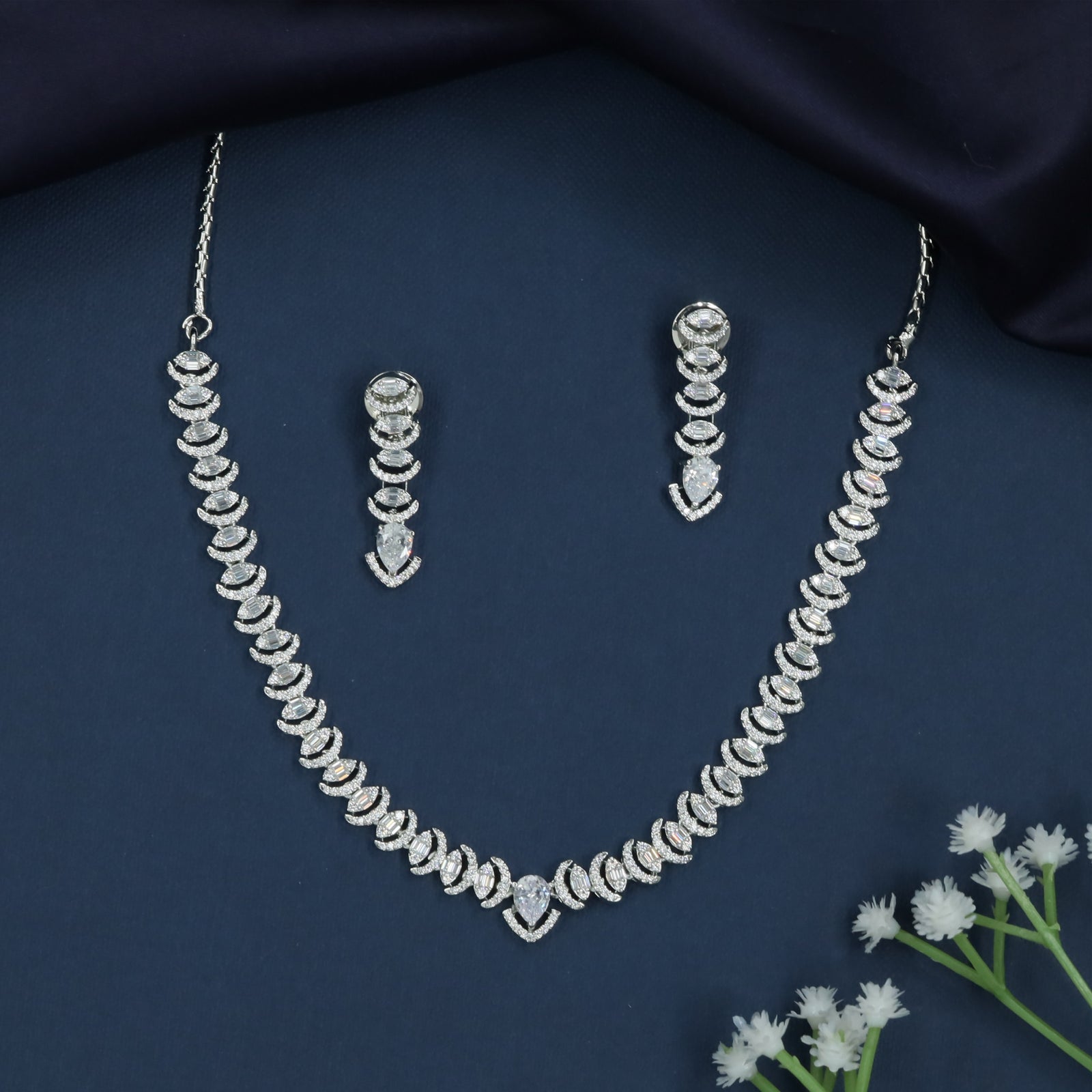 Premium Rounded Link Necklace with Central Hanging Accent