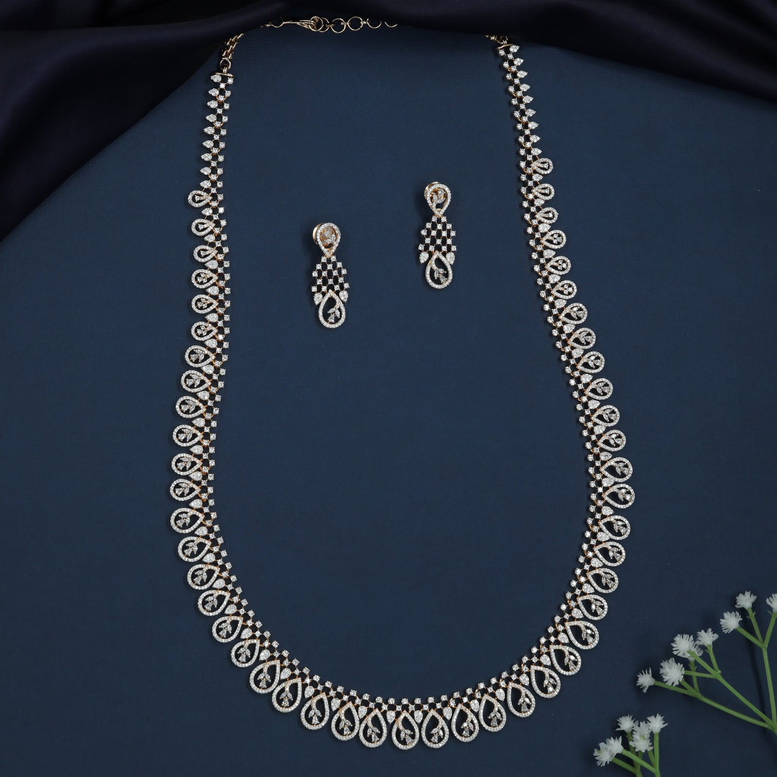 Petal Mesh Long Haara with Repeating Border Flow