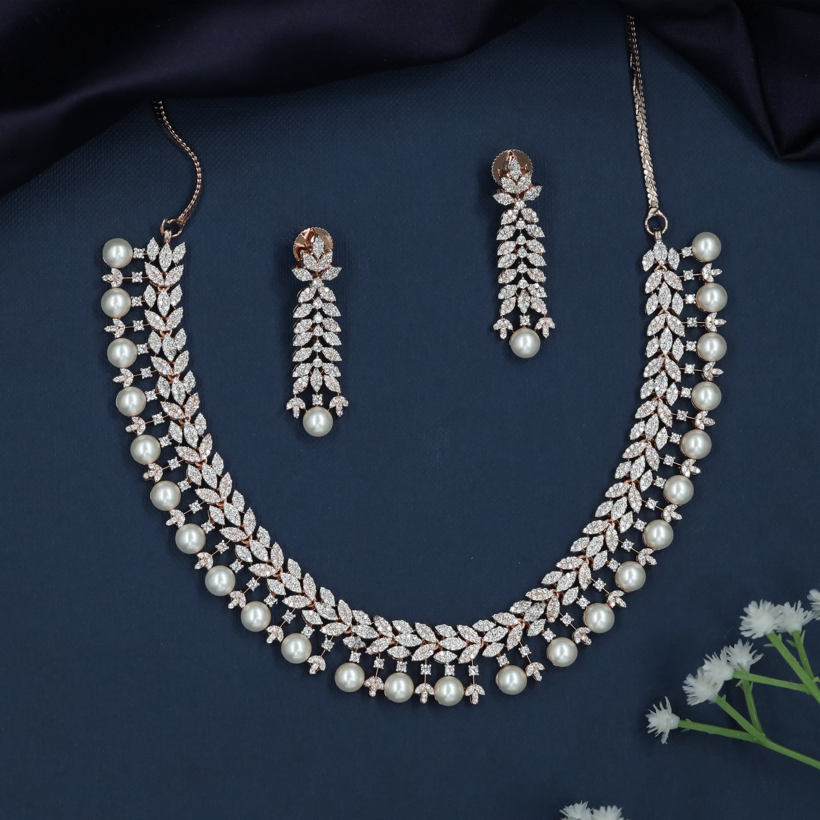 Pearl Rose Gold Necklace with Dense Chevron Pattern