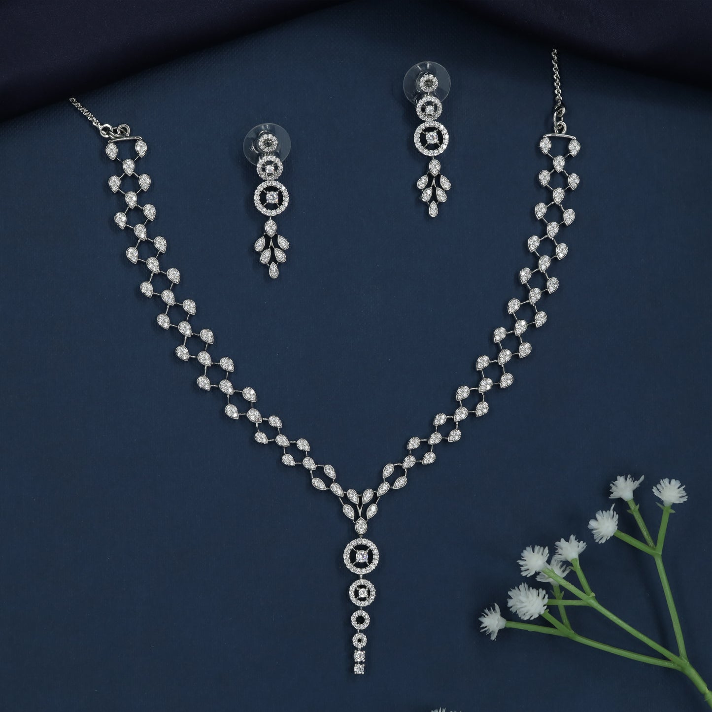 Graceful Chain Flow Necklace with Layered Circular Pendant Styling