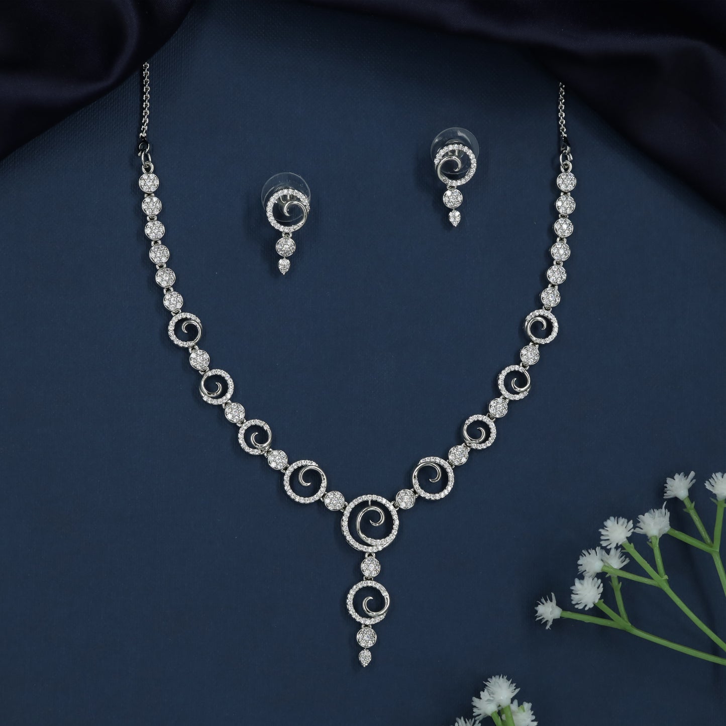 Radiating Swirl Layout Necklace with Rounded Border Formation