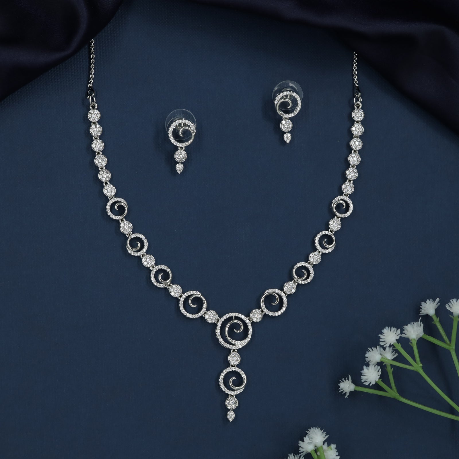 Radiating Swirl Layout Necklace with Rounded Border Formation