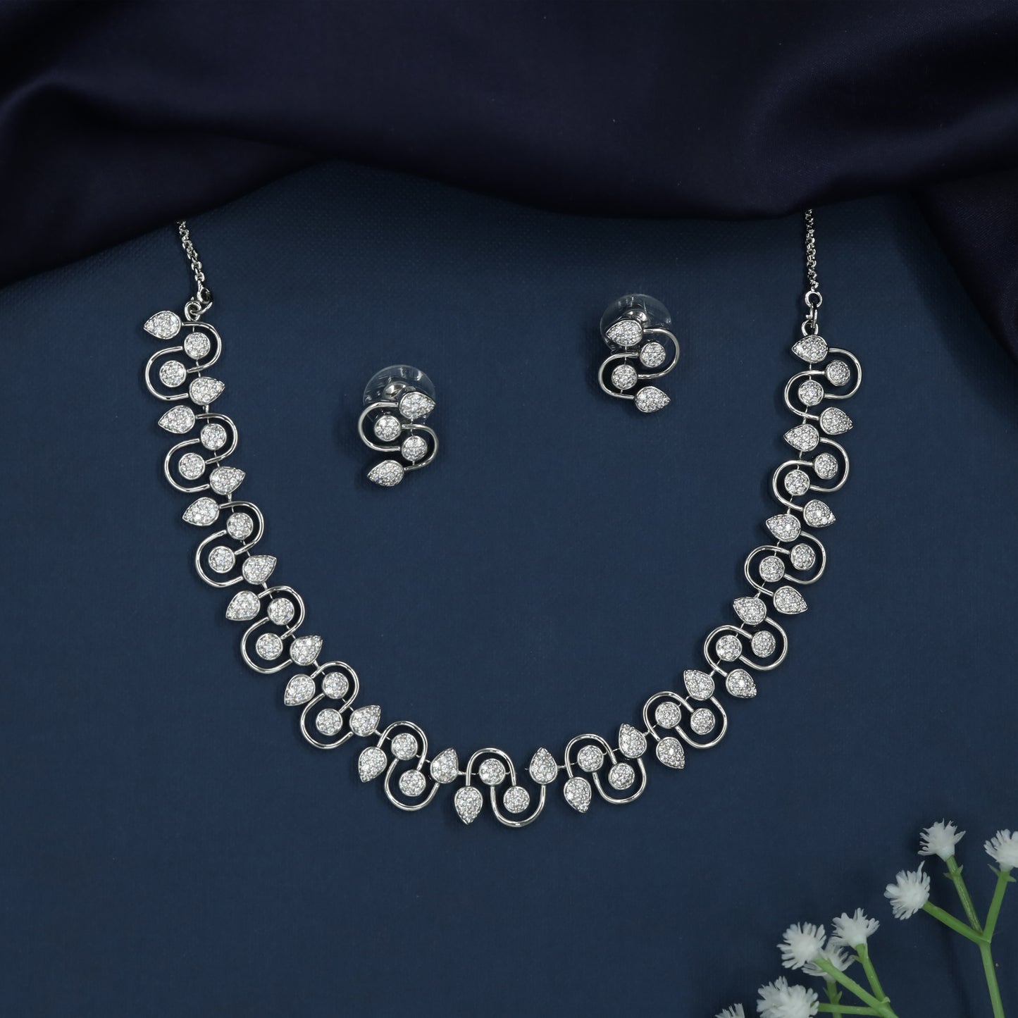 Heritage Link Necklace with Repeating Oval Frame Styling