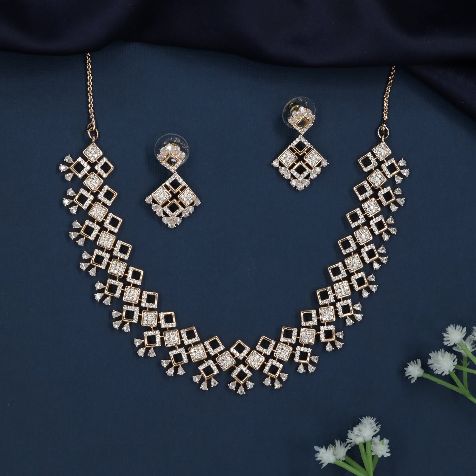Elegant Square Flow Necklace with Structured Garland Styling