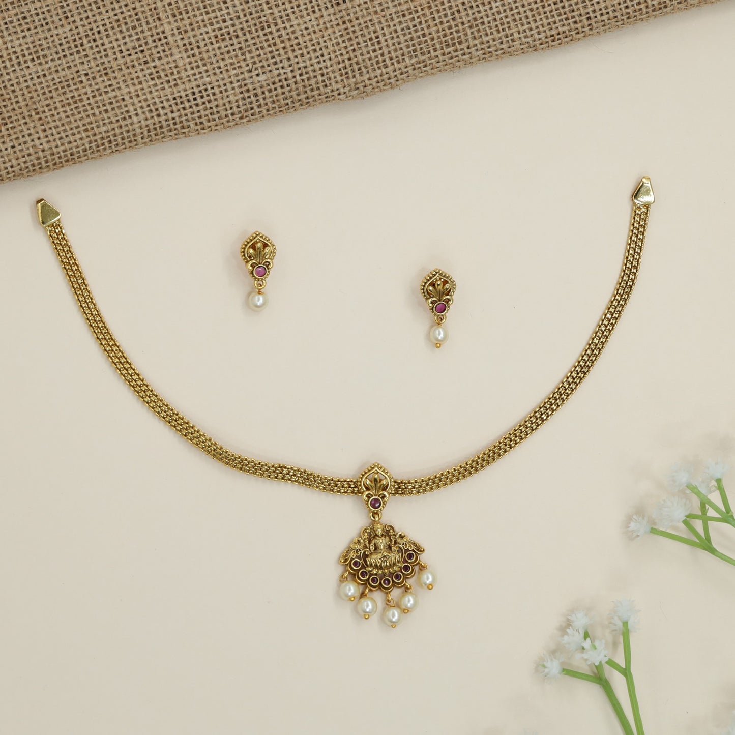 Decorative Chain Antique Necklace with Curved Pendant and Dangling Beads