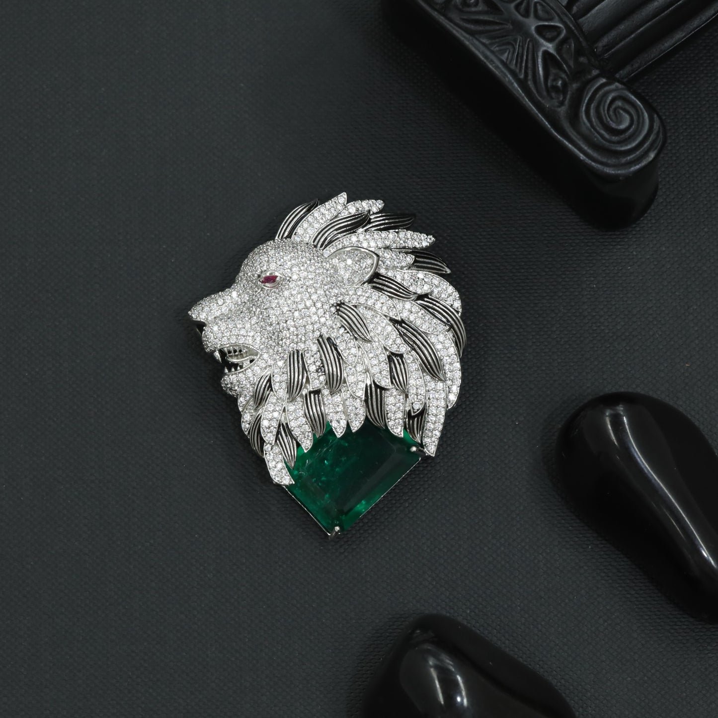 Classic Lion Rhodium Brooch with Ornamental Head Layout