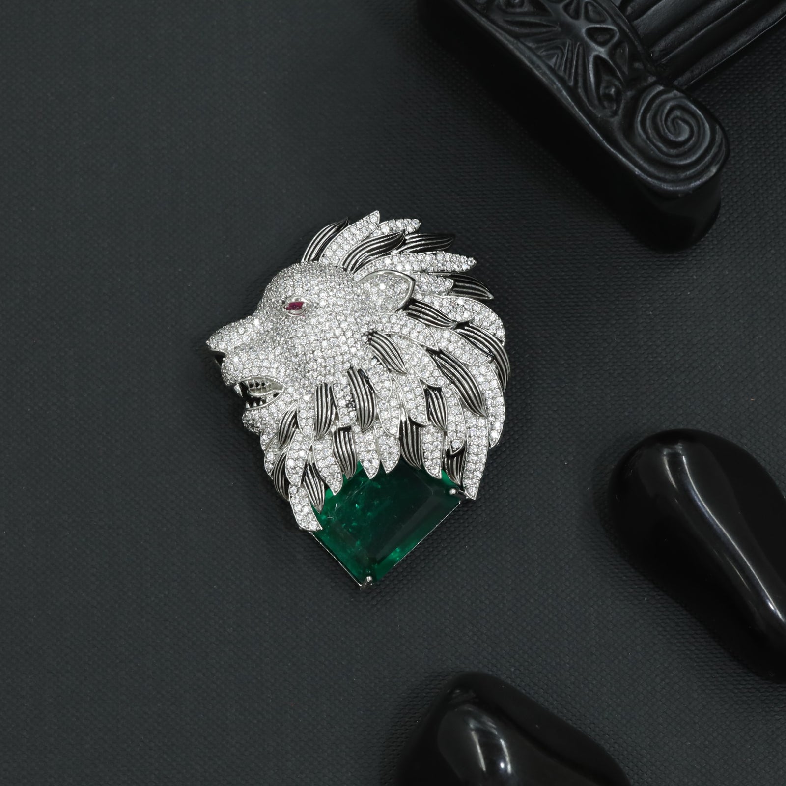 Classic Lion Rhodium Brooch with Ornamental Head Layout