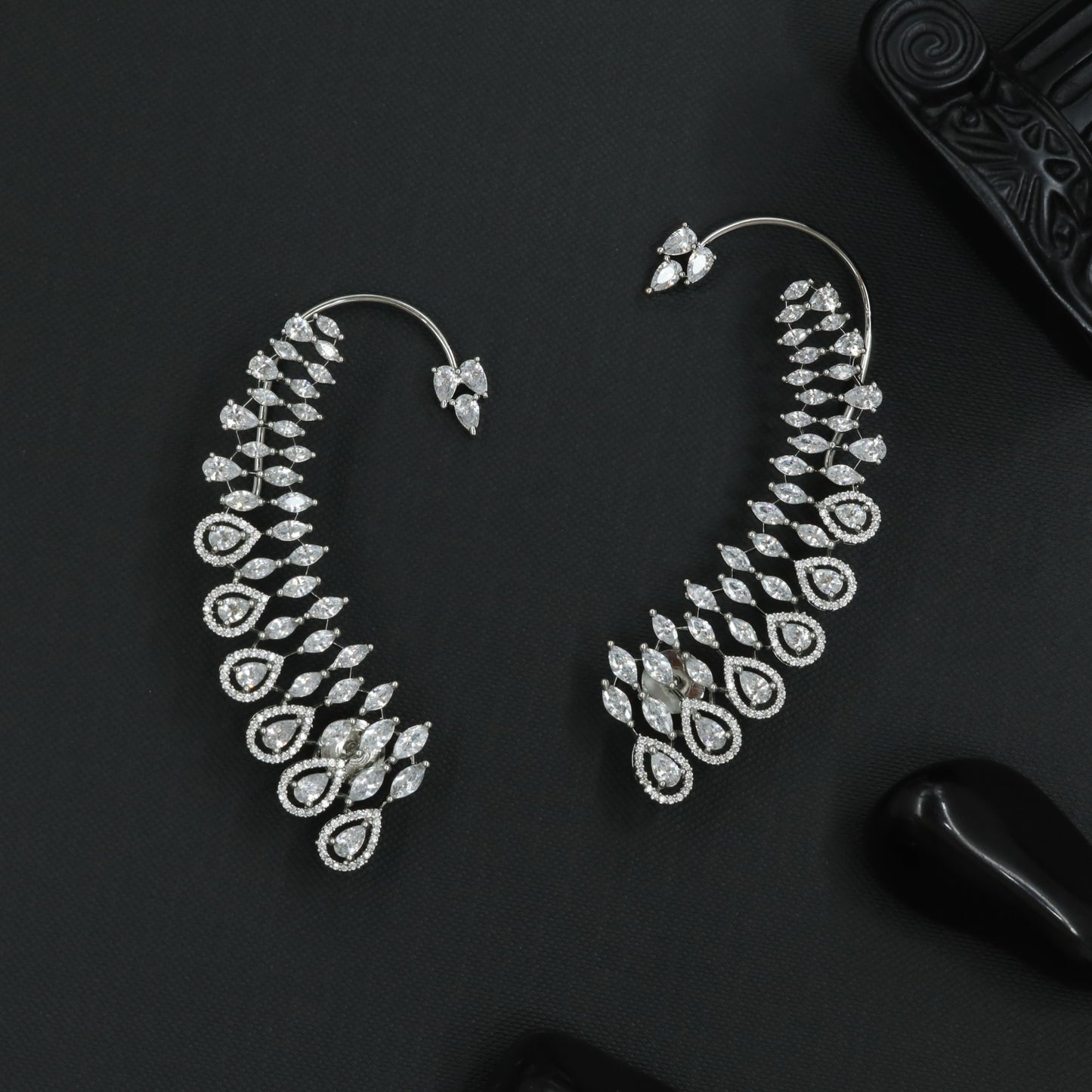 Bloom Curve Earcuff with Graduated Oval Borders