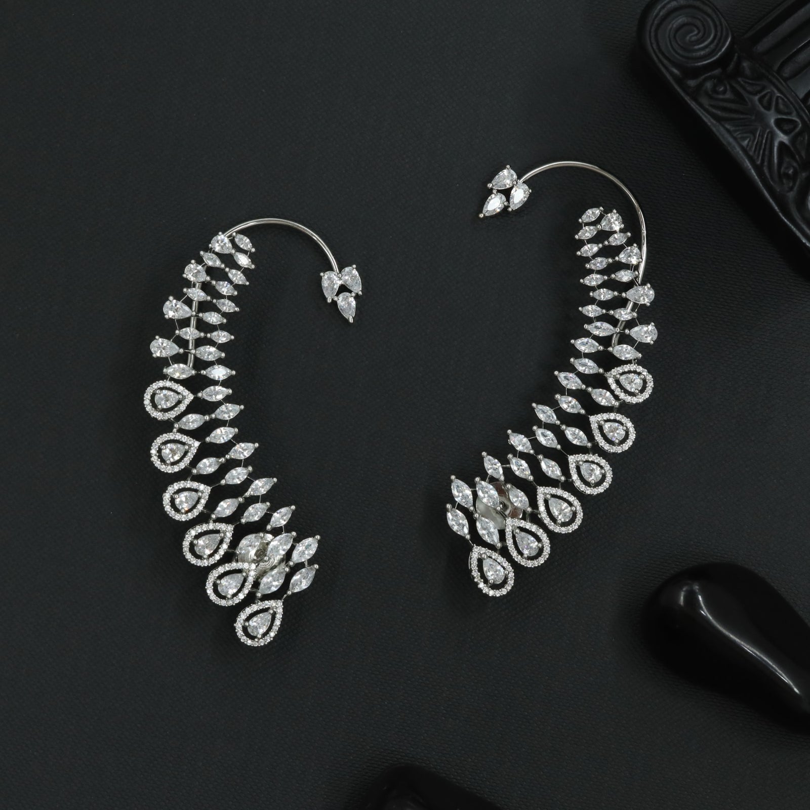 Bloom Curve Earcuff with Graduated Oval Borders