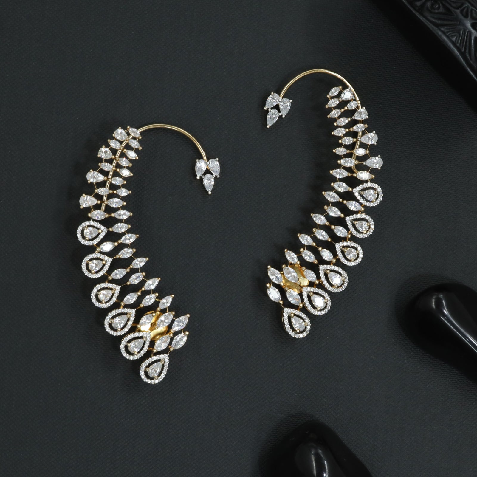 Bloom Curve Earcuff with Graduated Oval Borders
