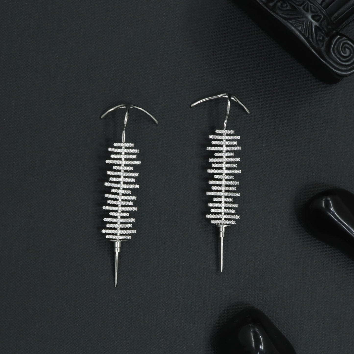 Contour Spine Earcuff with Linear Bar Detailing
